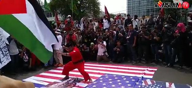 (Video) Jawara Betawi Injak-injak Serta Bakar Bendera AS dan Israel di Depan Kedubes AS