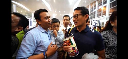 Ketika Sandiaga Uno Kecil Beri Celengannya untuk Dana Kampanye Sandiaga Uno Besar