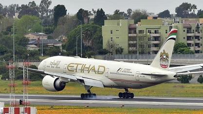 Maskapai Etihad Akan Pinjamkan Ipads pada Penumpang Menyusul Larangan Perangkat Elektronik ke Kabin