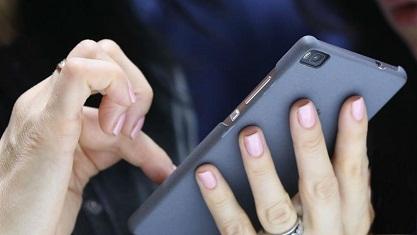 Pengadilan UEA Denda dan Deportasi Wanita yang Periksa Handphone Suaminya Tanpa Izin