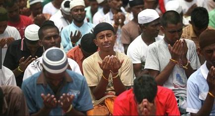 Myanmar Dakwa 3 Muslim Rohingya Karena Lakukan Shalat Taraweh di Jalan