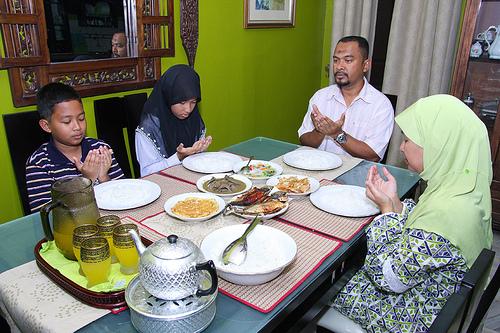 Pentingnya Makanan dan Minuman Halal untuk Fisik dan Ruhani 