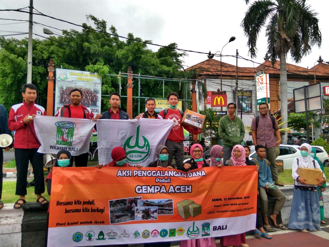 Elemen Mahasiswa dan Pemuda Muslim Se-Bali Aksi Galang Dana Peduli Gempa Aceh 