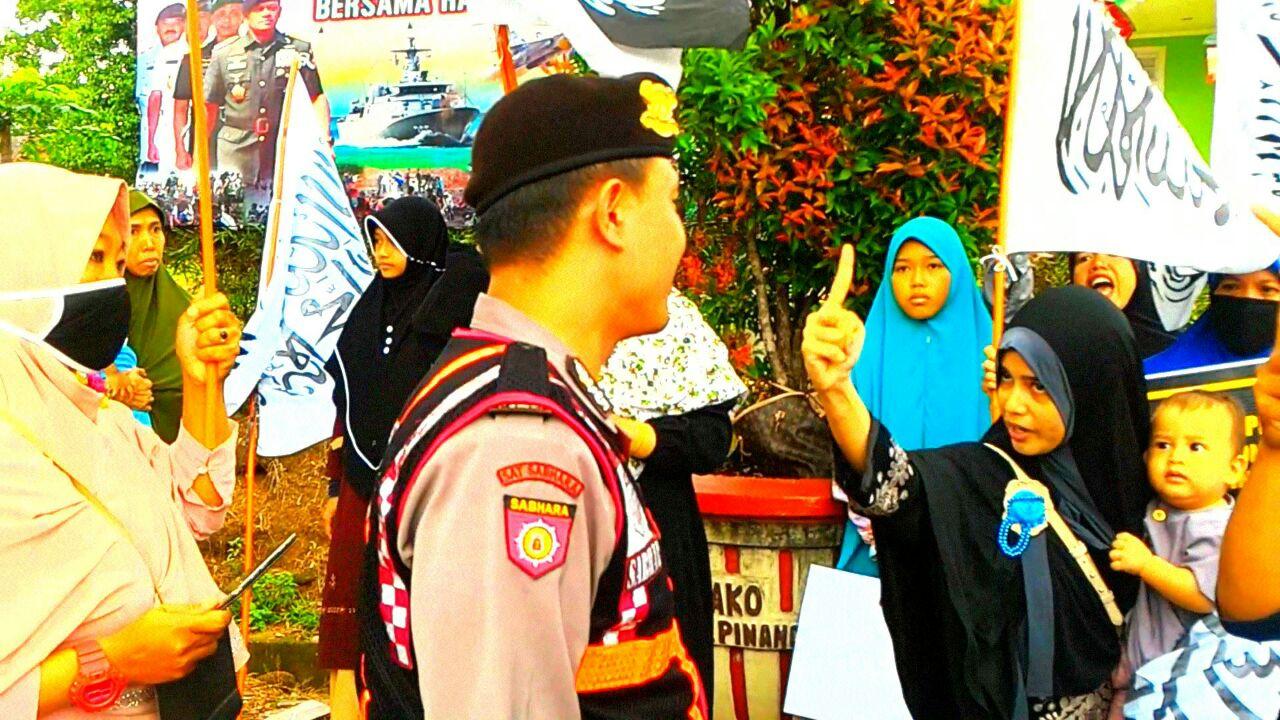 Aksi Damai Tolak Peppu Ormas, Polisi Rampas Panji Rasulullah dari Tangan Ibu-ibu