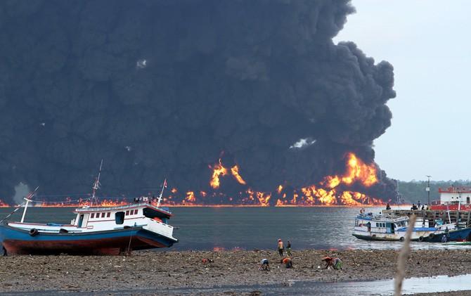 Api di Laut Teluk Balikpapan