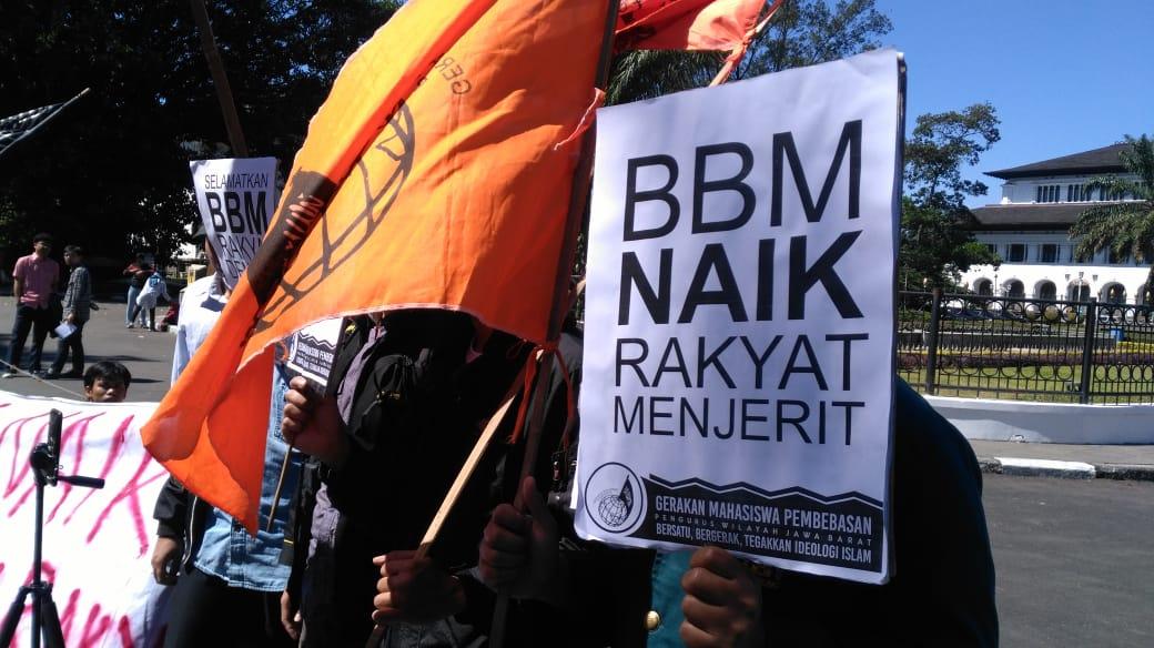 Pemerintah Naikan BBM, Mahasiswa Unjuk Rasa