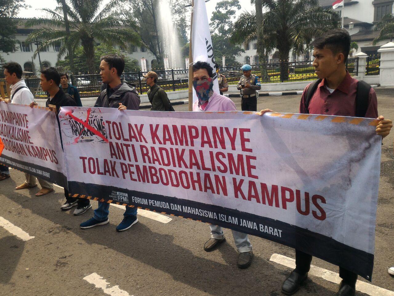 FPMI Jabar: Kami Muda, Peduli Negeri, Tolak Kampanye Anti Radikalisme, Tolak Pembodohan Kampus