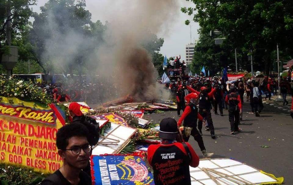 Buruh Bakar Karangan Bunga Ahok di Depan Balaikota