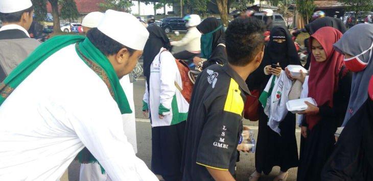 [VIDEO] Paginya FPI Beri Nasi Bungkus ke Massa GMBI, Pulangnya Malah Dikeroyok