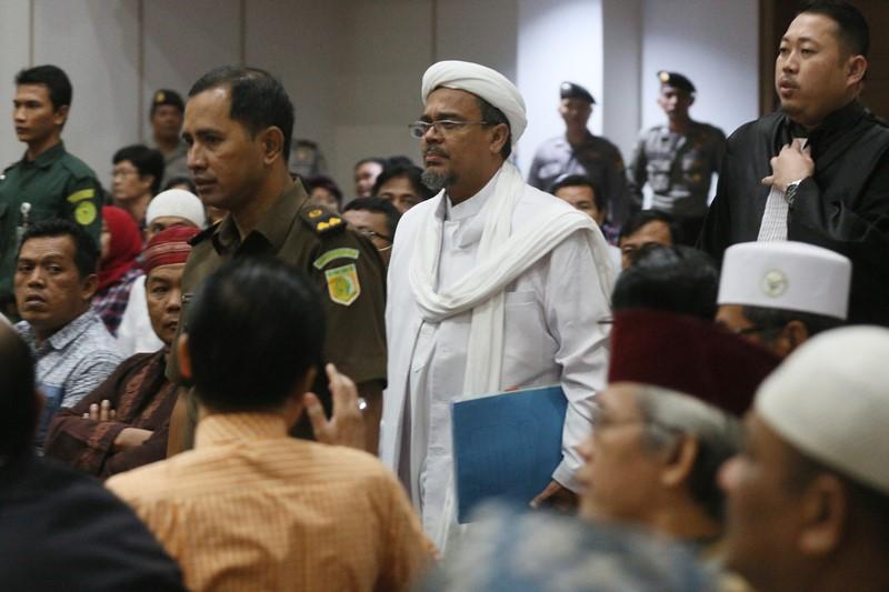 Tak Disalami Habib Rizieq Seusai Sidang, Kuasa Hukum Ahok Baper?