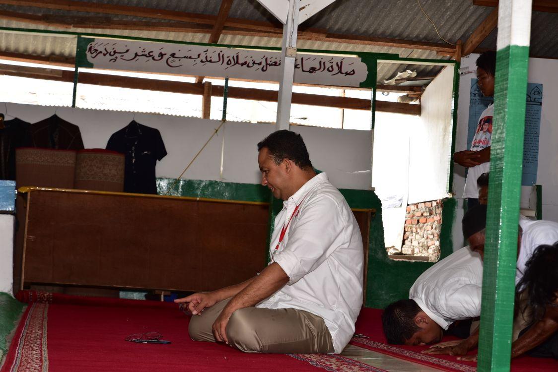 Lihat Masjid di Tengah Reruntuhan Kampung Akuarium, Anies Sholat Tahiyatul Masjid