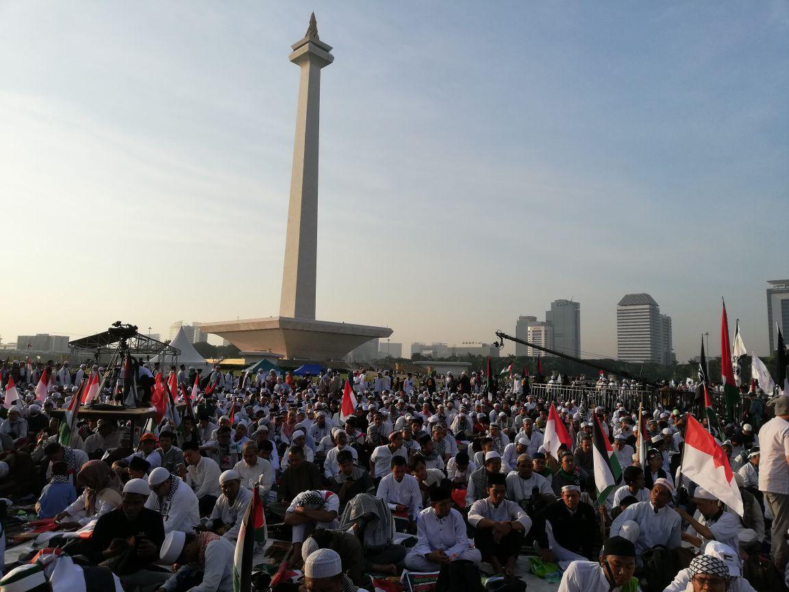 Massa Padati Monas, Ustadz Bachtiar Nasir Tegaskan Aksi Bela Al Quds Bebas dari Unsur Politik