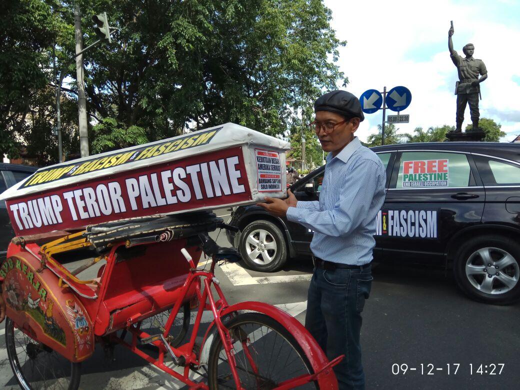 Peti Mati Donald Trump Diarak Pakai Becak