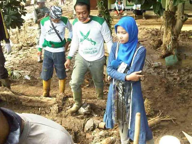 Tidak Meliput, Reporter Metro TV Melongo Melihat Aksi Cekatan FPI Bantu Korban Banjir Bandang Garut