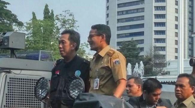 Temui Massa Buruh, Sandi Ajak Shalat Ashar Berjamaah Dulu Setelah Itu Bahas UMP