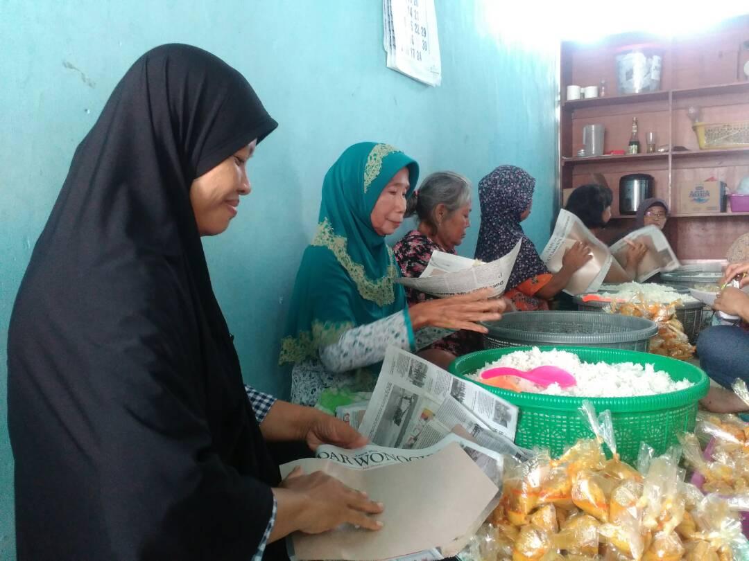 Sedekah Berkah, Warga Gudang Kuning Solo Tebar 25 Ribu Nasi Bungkus